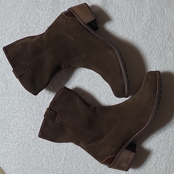 UGG Shoes - UGG Briar  Suede Zip Up Ankle Boots Size 6 Women's